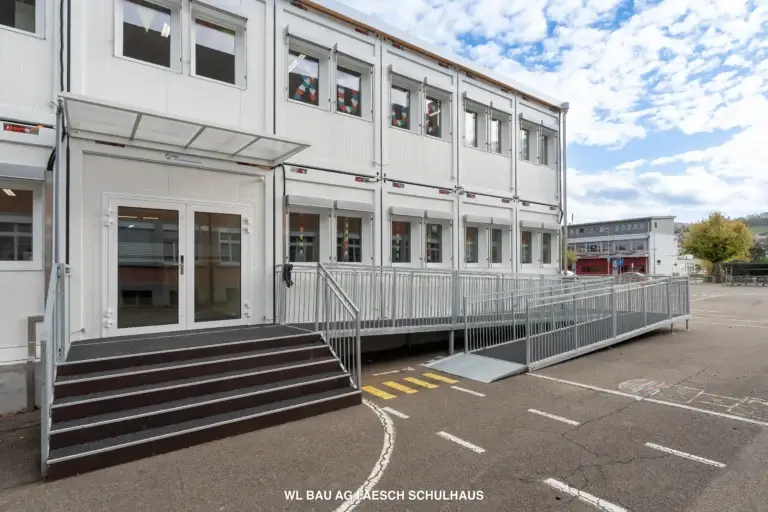 Schulhaus-Container-Provisorium-Aesch