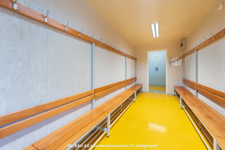 Garderobe-Vereinslokal-Container-FC-Adligenswil-Innenansicht