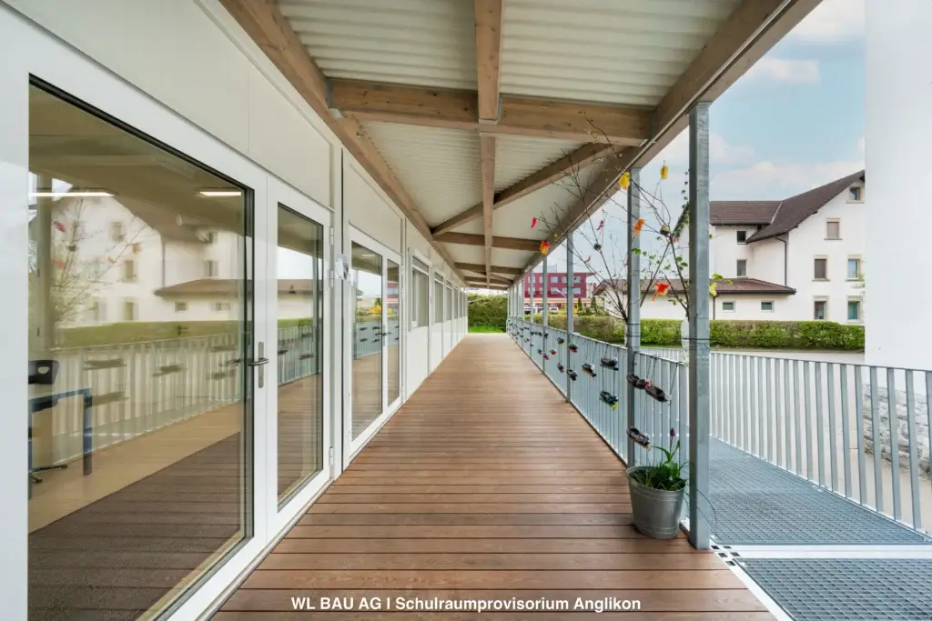 Schulhaus-Container-Provisorium-Anglikon