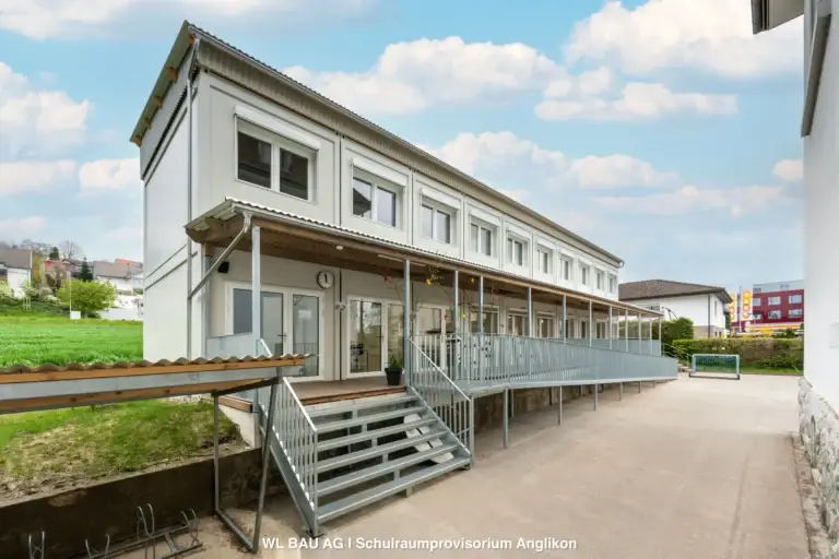 Schulhaus-Container-Provisorium-Anglikon