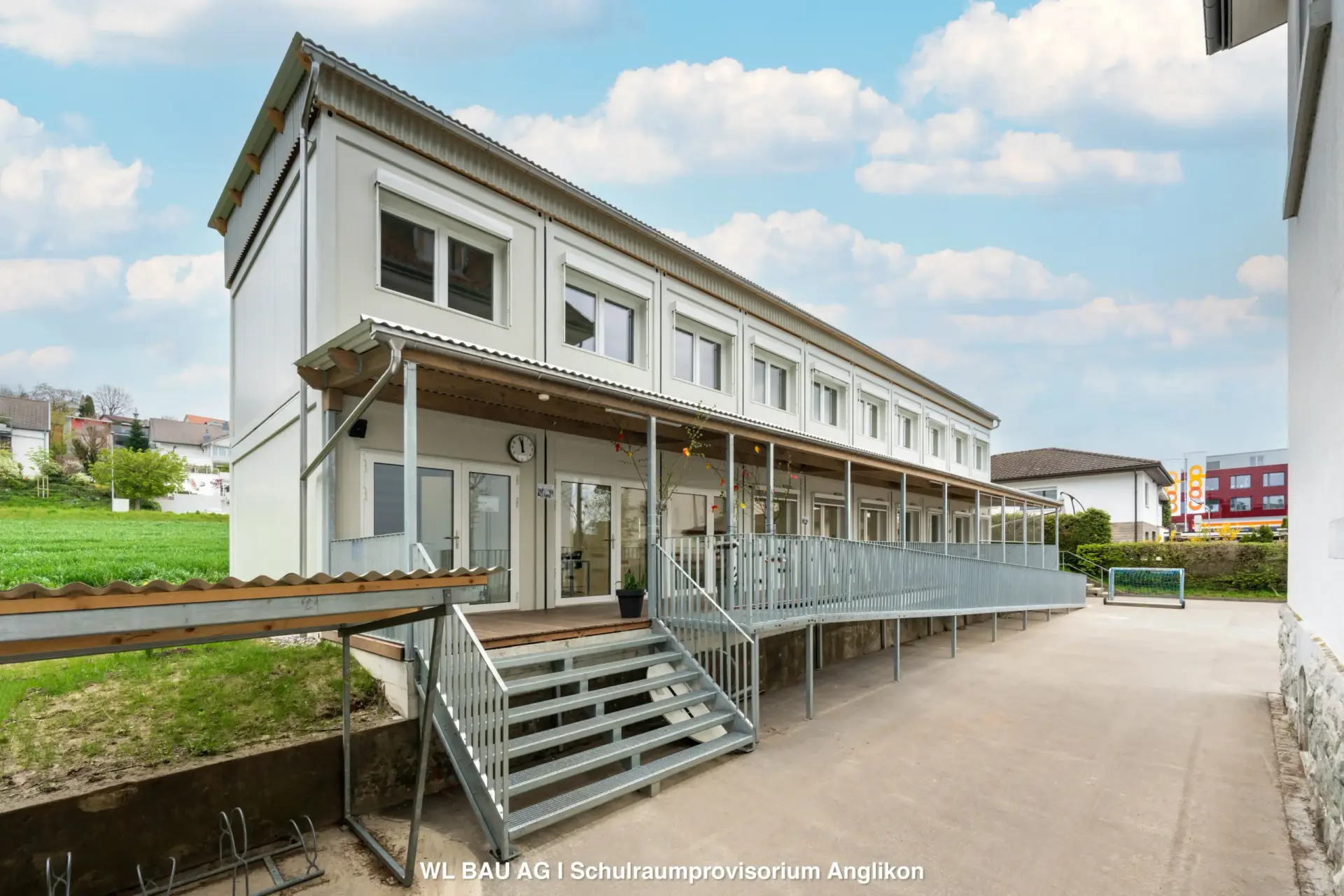 Schulhaus-Container-Provisorium-Anglikon