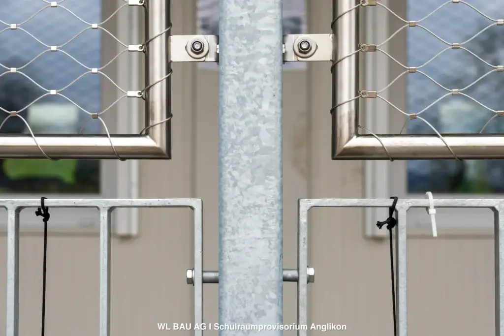 Geländer-Montage-Container-Schulhaus-Anglikon
