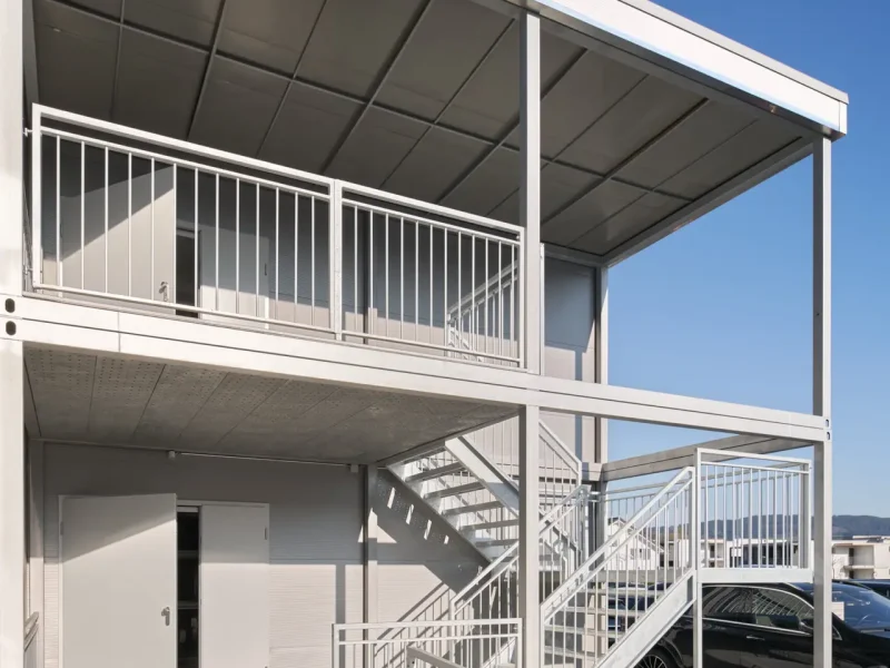 Gebäude-Aussenansicht-Spezialanfertigung-Containerbau