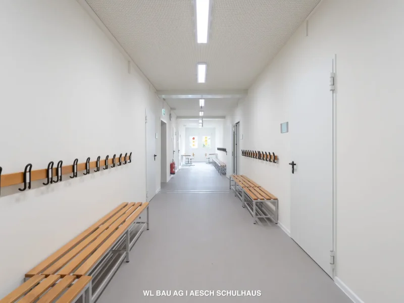 Foto-Garderobe-Schulcontainer-Schulhaus-Aesch