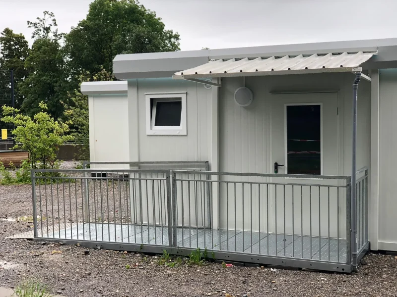 Foto-Container-mit-Vordach-Geländer