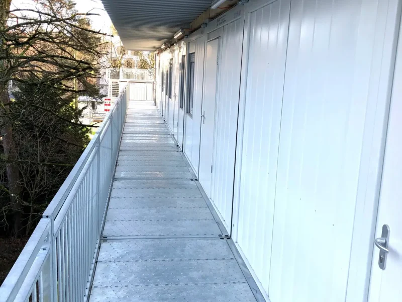 Foto-Containermodul-Treppe-Gelaender