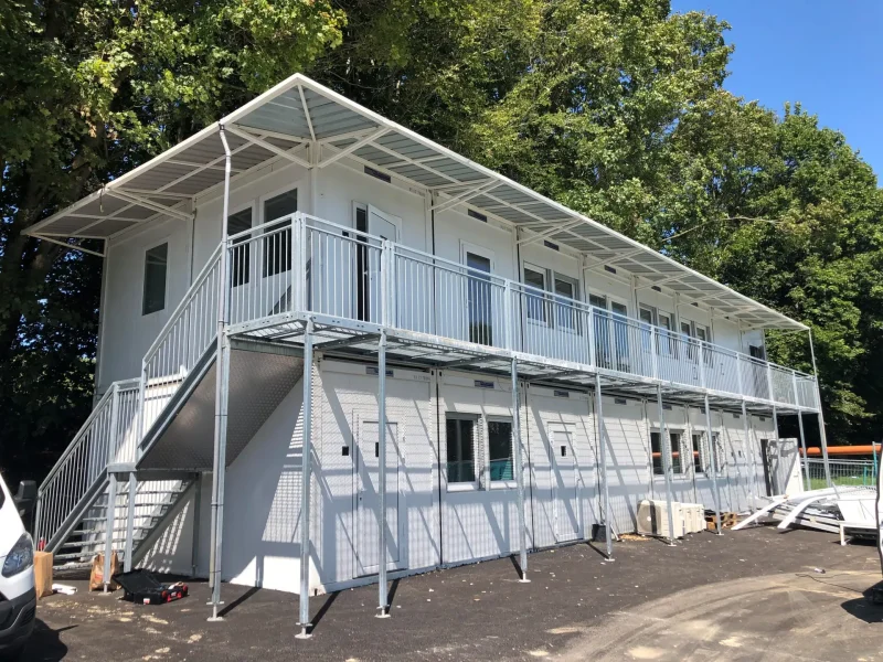 Foto-Container-Gebaeude-Treppen-Balkon-Gelaender