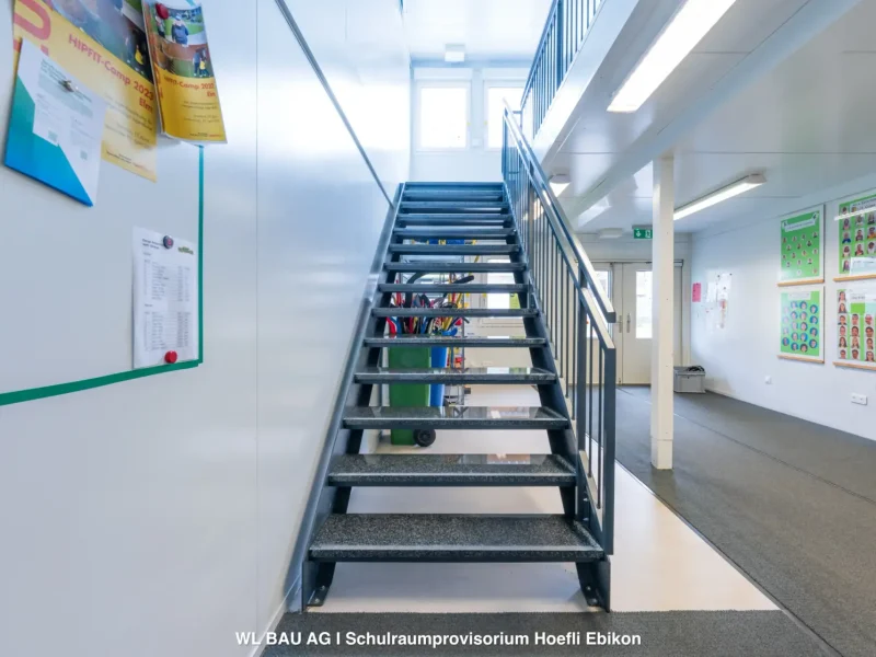 Foto-Innentreppe-Container-Containermodul-Schulhaus-Ebikon